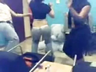 هاتی پوند سخت شبکه سکسی برازرس با خروس بزرگ است