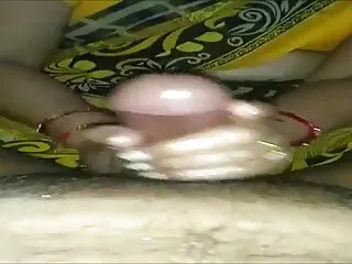 راننده تاکسی یک زن خالکوبی را به شکل کمان روی استخوان دنبالچه و لب هایش را روی باسن خال کوبی می کند و در صندلی عقب لعنتی سکس شرکت برازرس می شود.