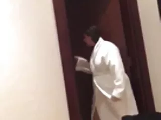 جوجه بوستی پس از دوشیدن بین یک خروس بزرگ سکس برازرس الکسیس را خرد می کند