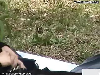 یک زن زن باتجربه ، دانش آموز را با ماساژ اغوا می کند و سکس از برازرس سینه هایش را با زبانش نوازش می کند.