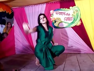 زن زیبا پیچ و مهره فاکر را با موهای بلند می پیچد و روی وب کم فیلم سکس شرکت برازرس خود را تکان می دهد