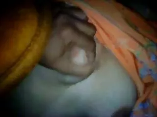 صاحبخانه بر روی دوربین مخفی آلت تناسلی دانلود فیلم سکسی از برازرس را در گلو خدمتکار قرار می دهد.