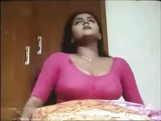 ماچوی خالکوبی شده در سکس برازرس مقابل شوهرش MILF پر جنب و جوش را در الاغ کوبید