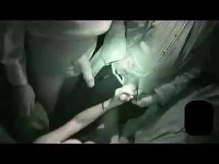 مادر بیدمشک با لباس فیلم سکسی از برازرس آبی روی پیچ و مهره آقایی نشسته است