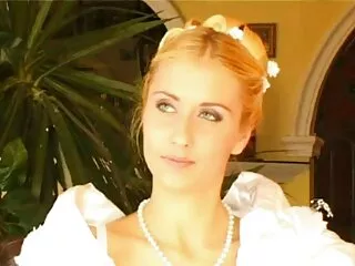 جلوی آینه مردی با رنگ فیلم سکسی برازرس قرمز میخ می شود